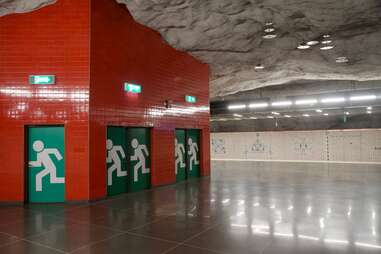 Universitetet Stockholm metro stick figure paintings