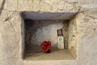 Jakobikirche cabinet with flower and photo inside