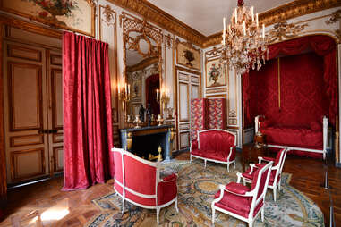 sitting room Hôtel de la Marine interior red