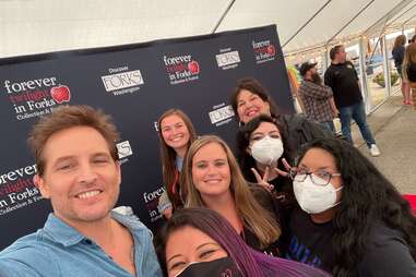 A photo showing a group of people taking a photo with actor Peter Facinelli who plays Dr. Cullen.