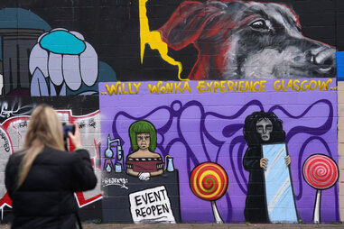 glasgow mural willy wonka experience
