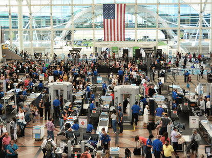 busy tsa airport security lines