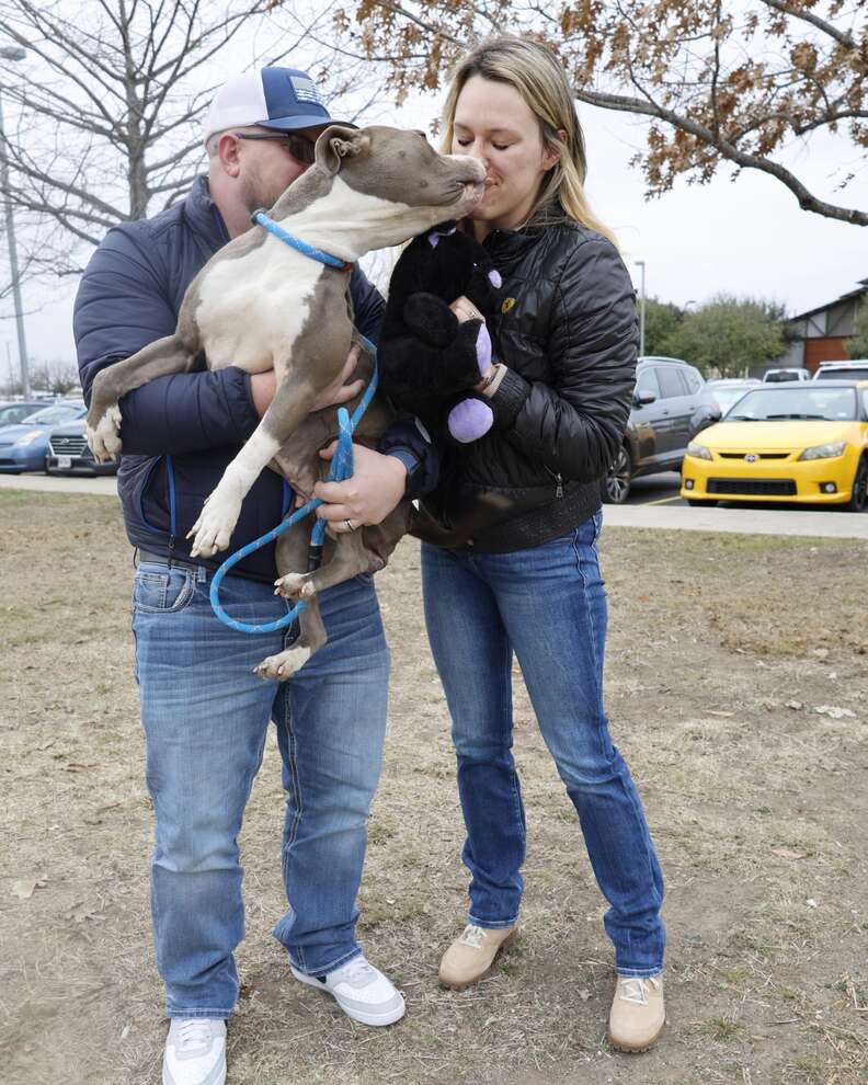 Shelter dog kisses her foster parents