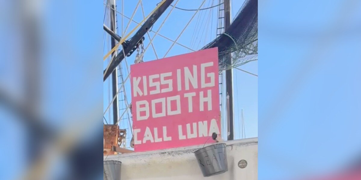 Tourists See Kissing Booth Sign On Boat — Then Sweet Face Appears In Porthole