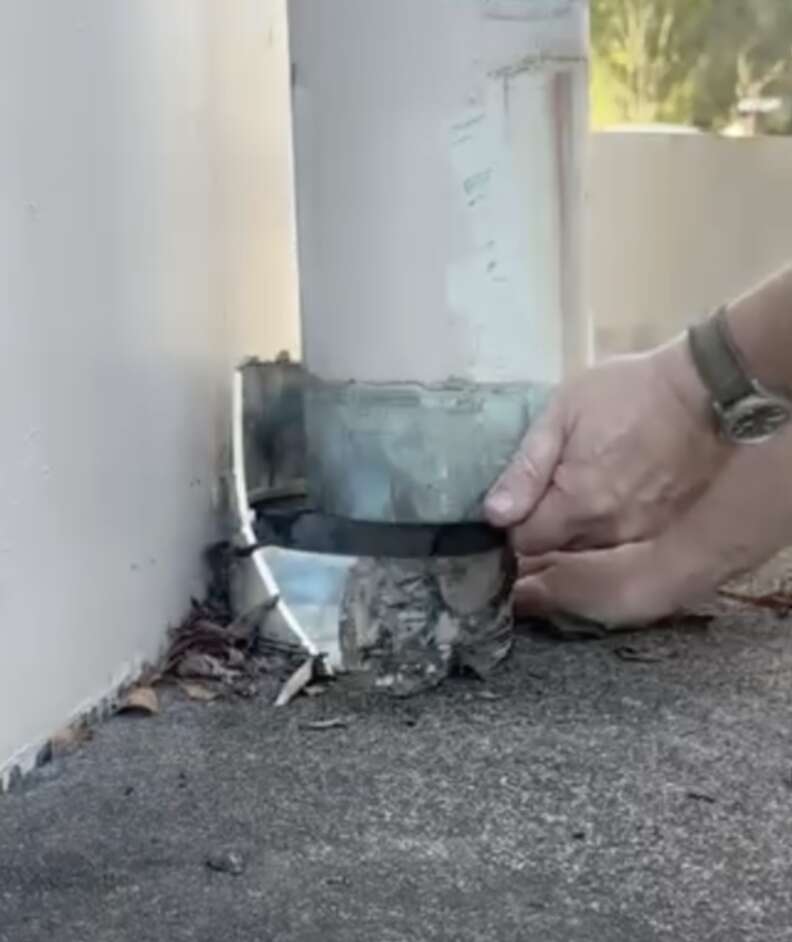 キースが排水管を開けている様子