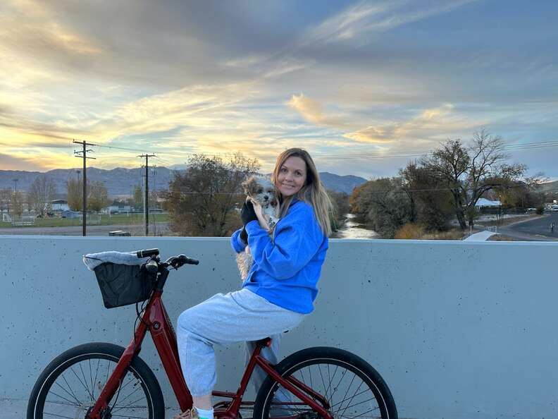 自転車に乗る2人