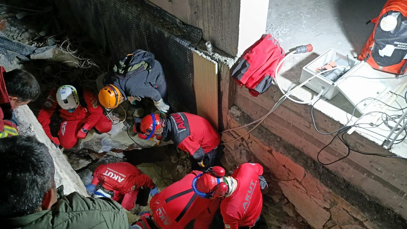 Dog Trapped In Concrete Barked For Hours Until Rescuers Arrived - The Dodo