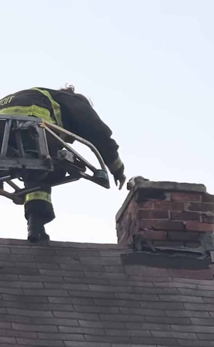 救助中の消防士たち