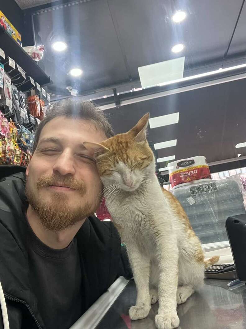 シャキールが店の中でくつろいでいる姿