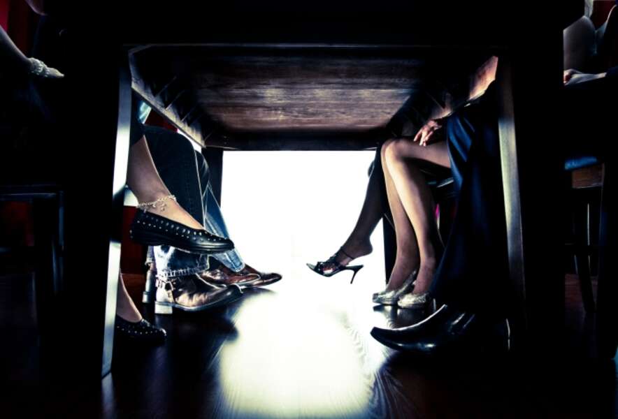 Носки под диваном. Лицом об стол. Пешком под стол. Спрятался под столом. Stuck under table.