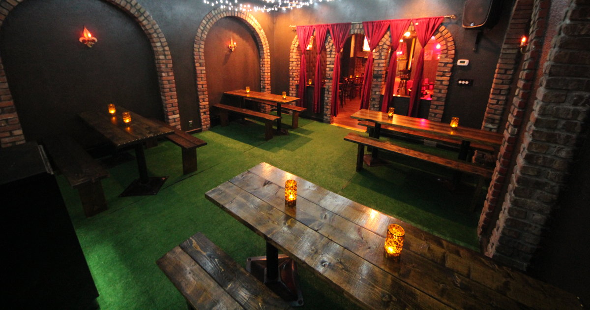 Murray Bar Sports Bar with Gatorade Cocktails in Murray Hill