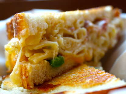 American Grilled Cheese Kitchen's Mac n Cheese grilled cheese