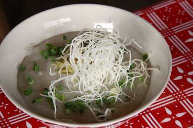 Jok porridge at Sen Yai.
