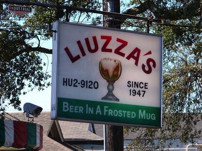 New Orleans, Liuzza's, muffaletta, cold beer, frosted mug