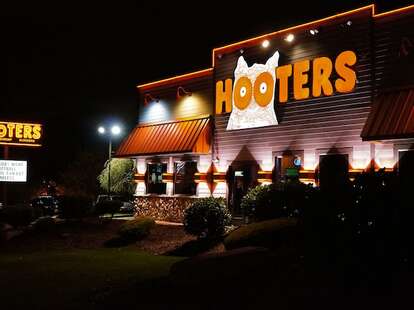 Hooters, restaurant