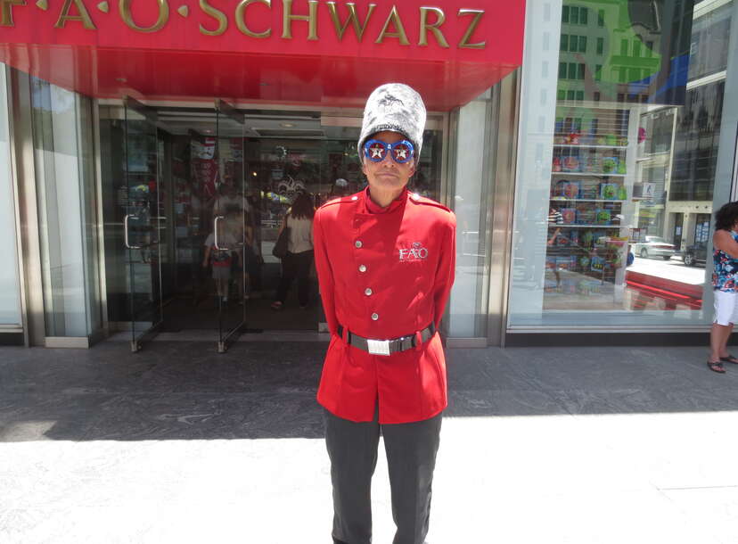 FAO Schwarz's toy soldiers are no match for Manhattan's sky-high rents -  Los Angeles Times