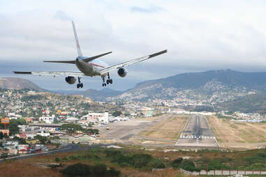 plane landing at tegucigalpa