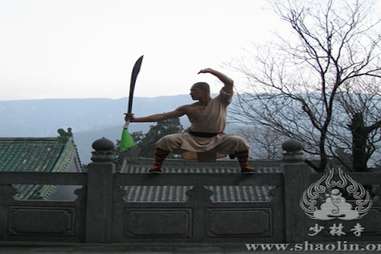 Learn kung fu at China's Shaolin Temple