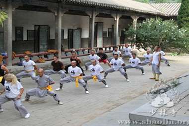 Learn kung fu at China's Shaolin Temple