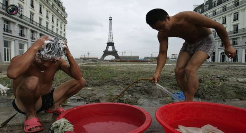 Tianducheng: An Eerie Paris Ghost Town in China (PHOTOS)