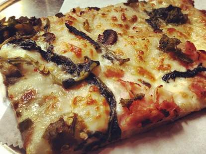 Zoli's NY Pizza Tavern pizza