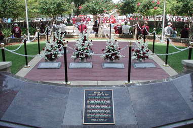 Reveille graves