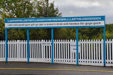 Llanfairpwllgwyngyllgogerychwyrndrobwllllantysiliogogogoch, Wales