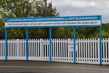 Llanfairpwllgwyngyllgogerychwyrndrobwllllantysiliogogogoch, Wales