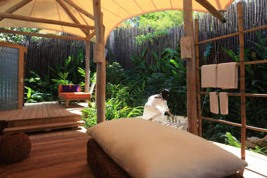 outdoor bathroom with greenery